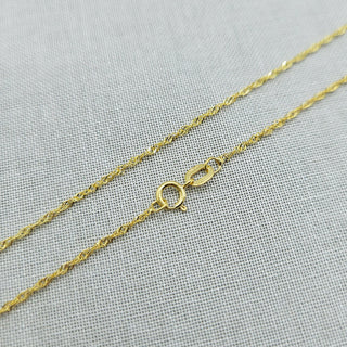 close up of solid gold singapore chain