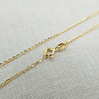 close up of sold gold trace chain for pendants