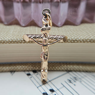9ct gold twist crucifix pendant