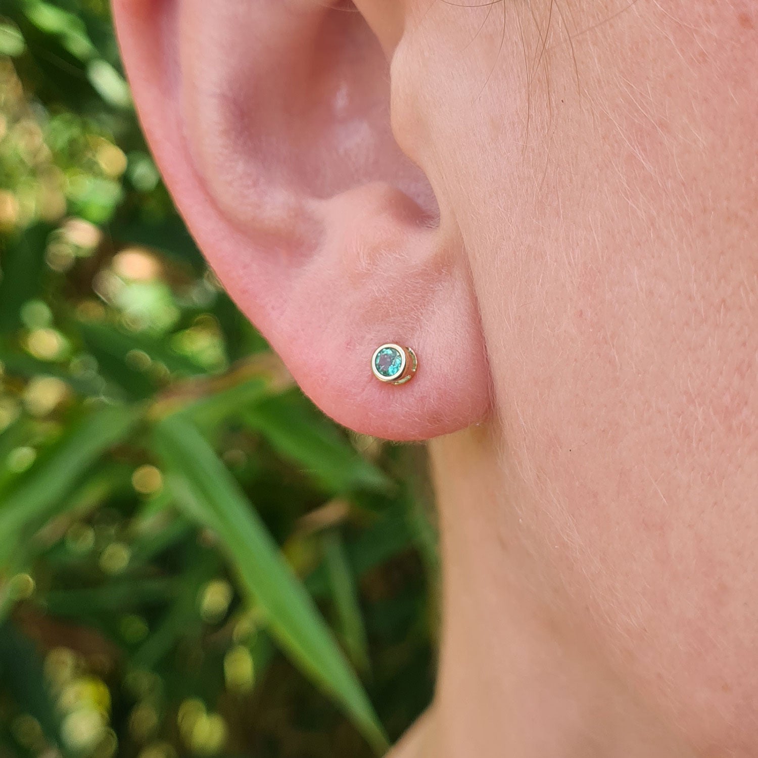 tiny emerald stud earrings