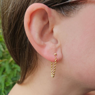 woman wearing rope chain drop earrings