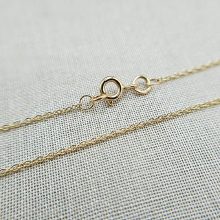 close up of 9ct yellow gold trace chain