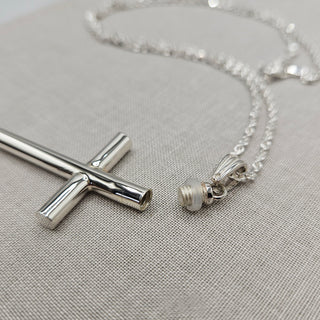 close up of screw cap on 925 silver memorial cross and chain