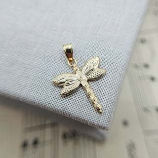 reverse of dragonfly pendant in just yellow gold