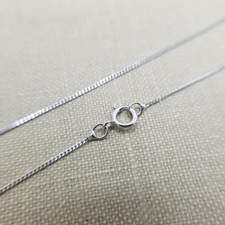 spring ring class on very find white gold chain