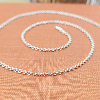 close up of round links on 925 silver belcher chain