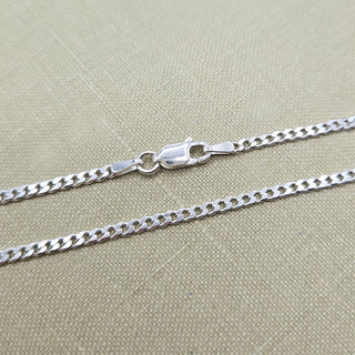 close up of curb links on sterling silver anklet
