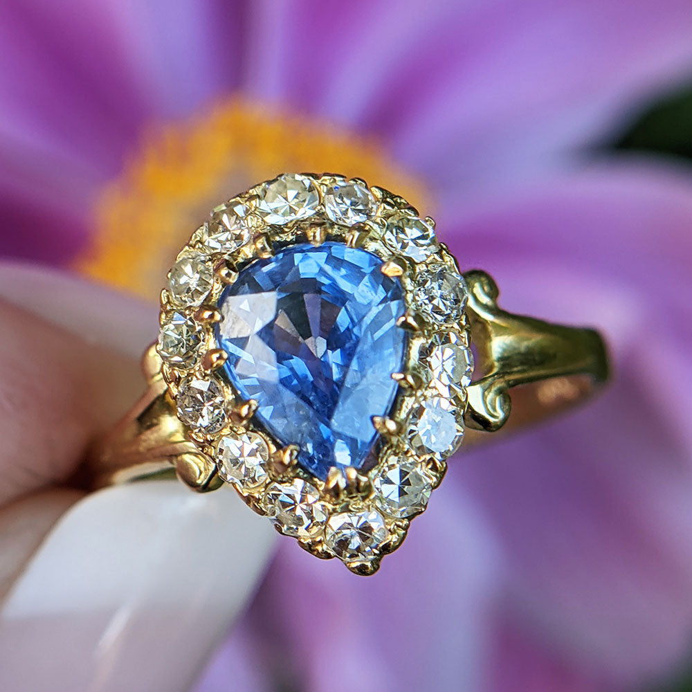 vintage pear sapphire ring in 18ct yellow gold