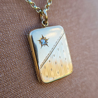 close up of cushion cut diamond in 15ct locket