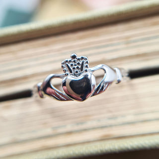 ladies silver irish claddagh ring