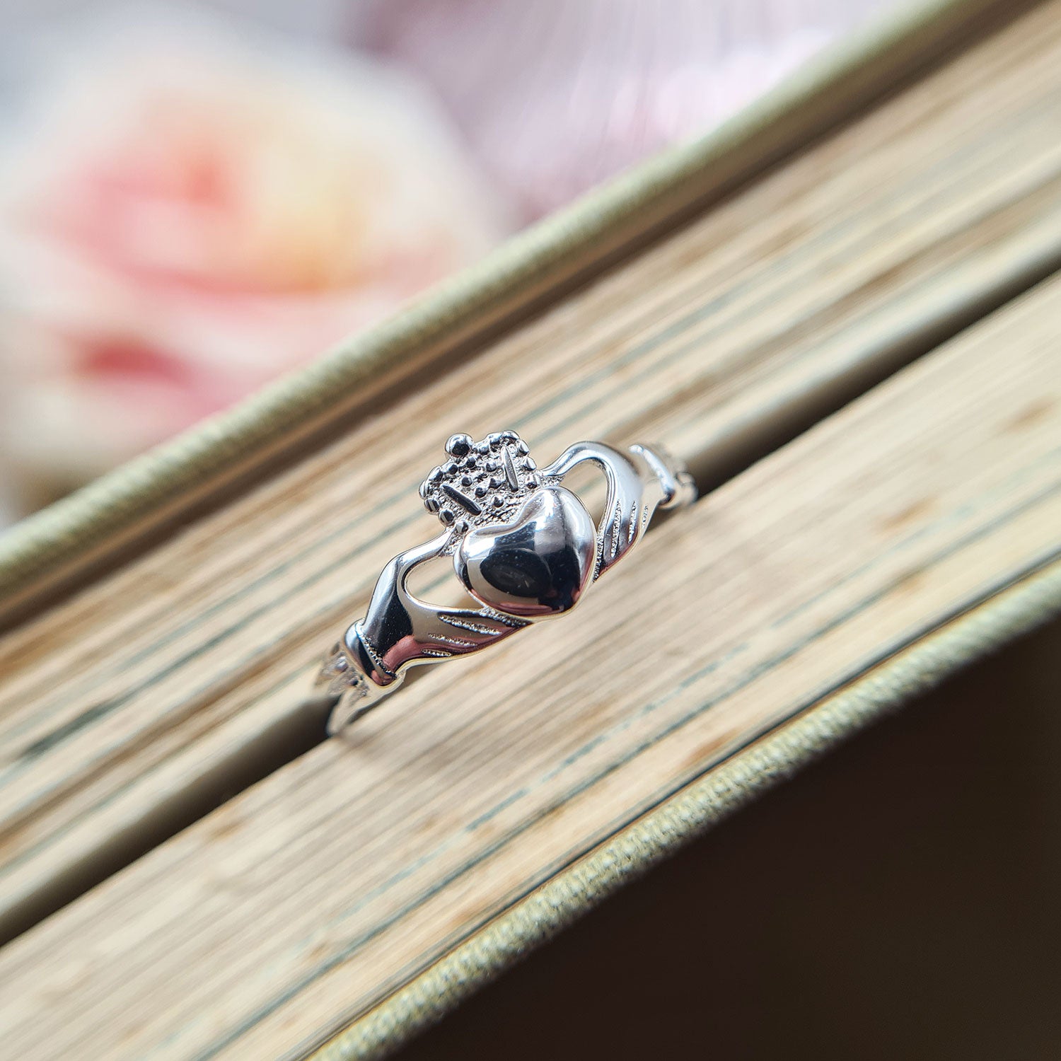 ladies silver irish claddagh ring