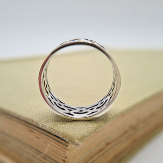 side profile of silver celtic band ring