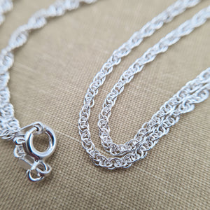 close up if 925 silver chain that comes with locket