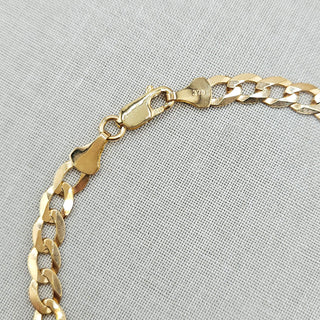 close up of lobster clasp on gold curb chain bracelet in 6mm width