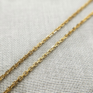 close up of faceted trace chain links