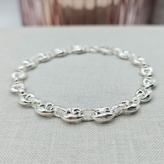 close up of anchor mariner links on silver bracelet