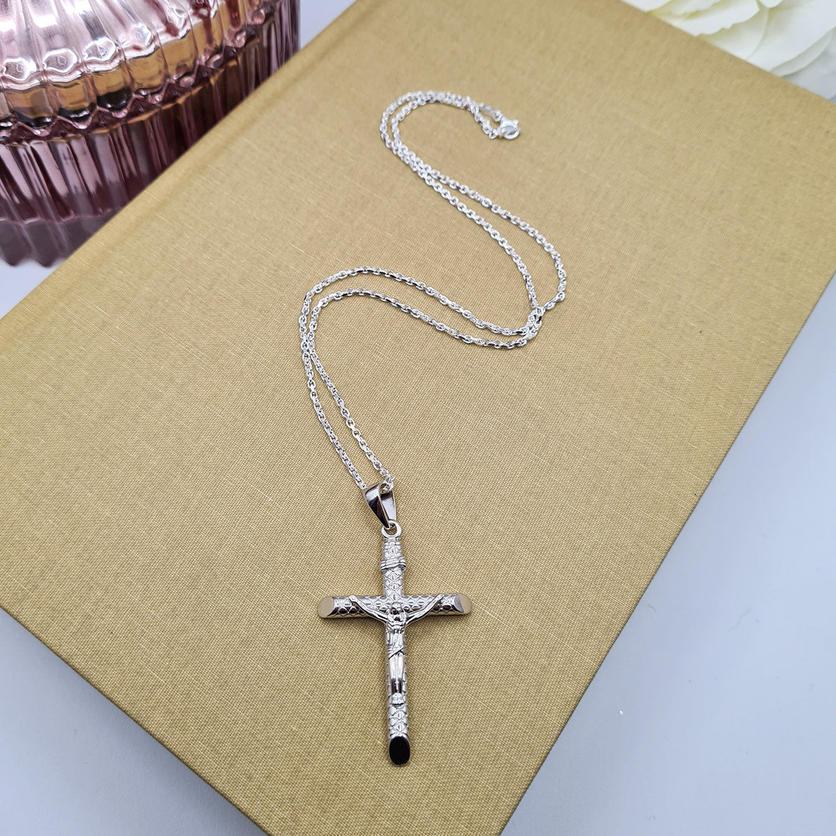 Silver on sale crucifix necklace