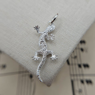 underside of 925 silver lizard charm
