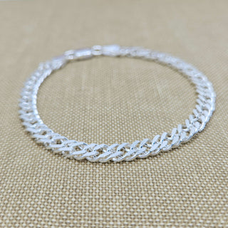 close up of the 925 silver double curb links on chain bracelet