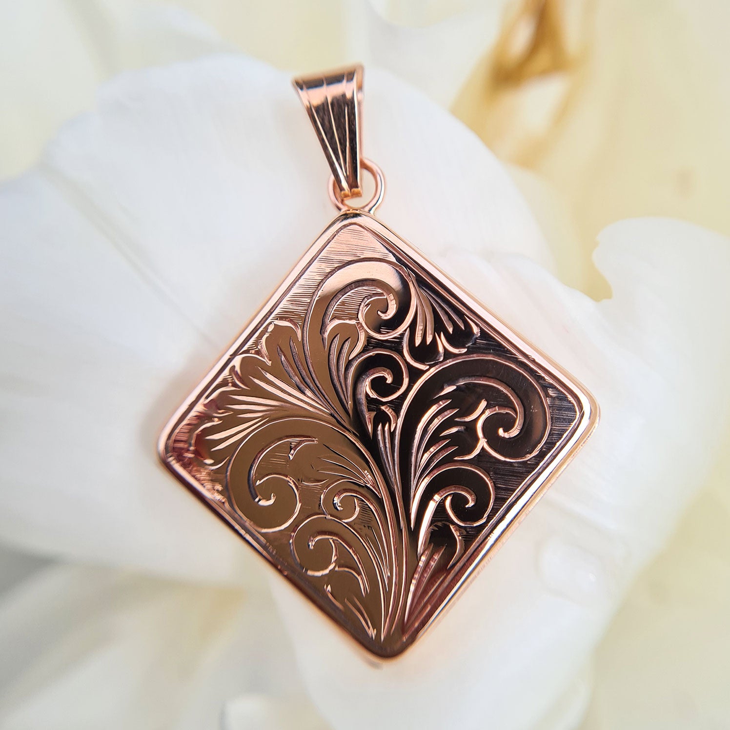 solid 9ct rose gold locket pendant & chain