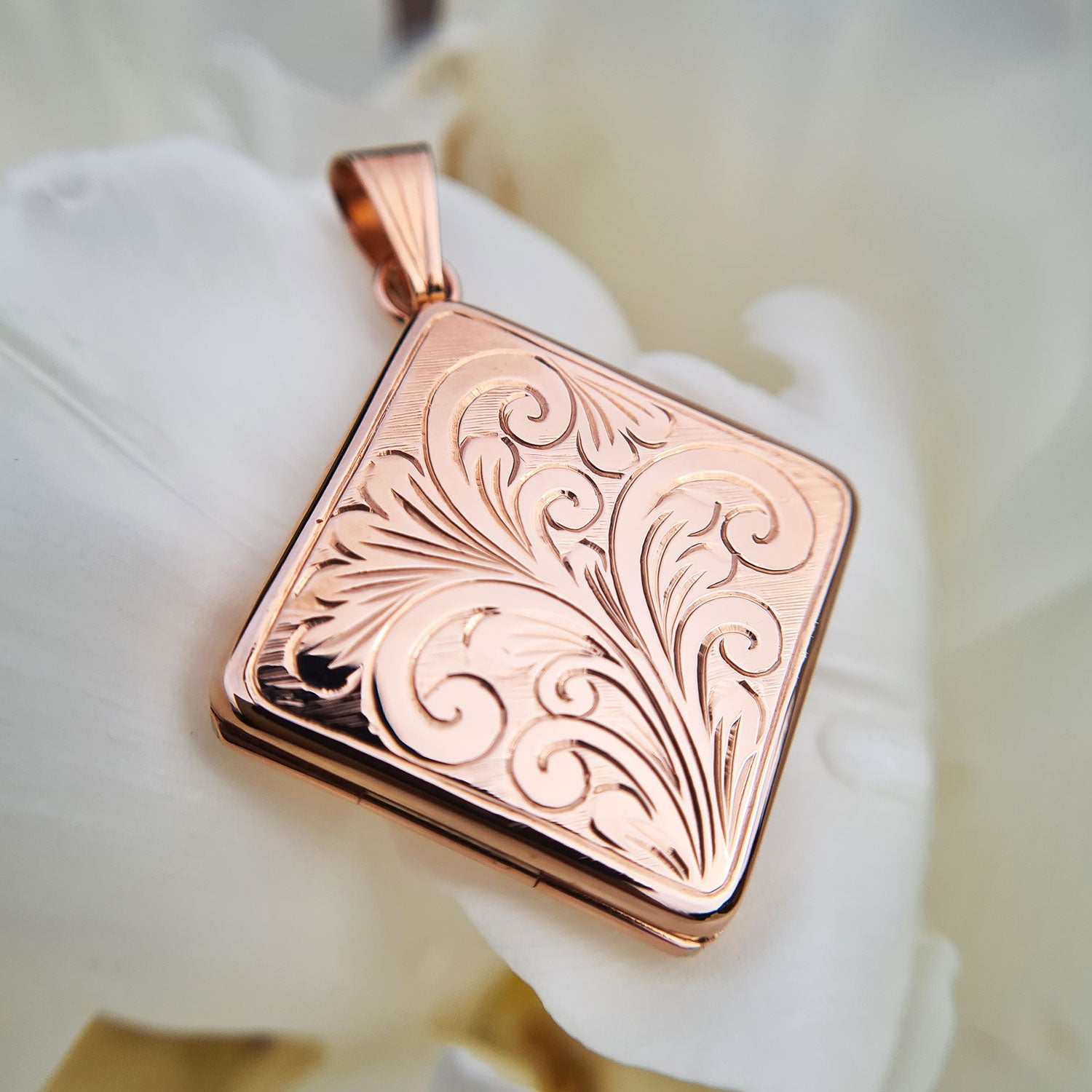 solid 9ct rose gold locket pendant & chain