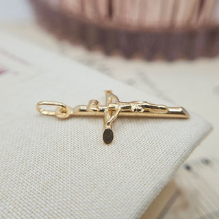 side profile of gold crucifix in 9ct