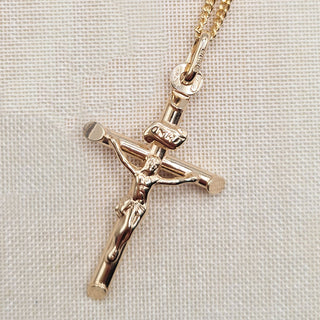 9ct gold crucifix pendant