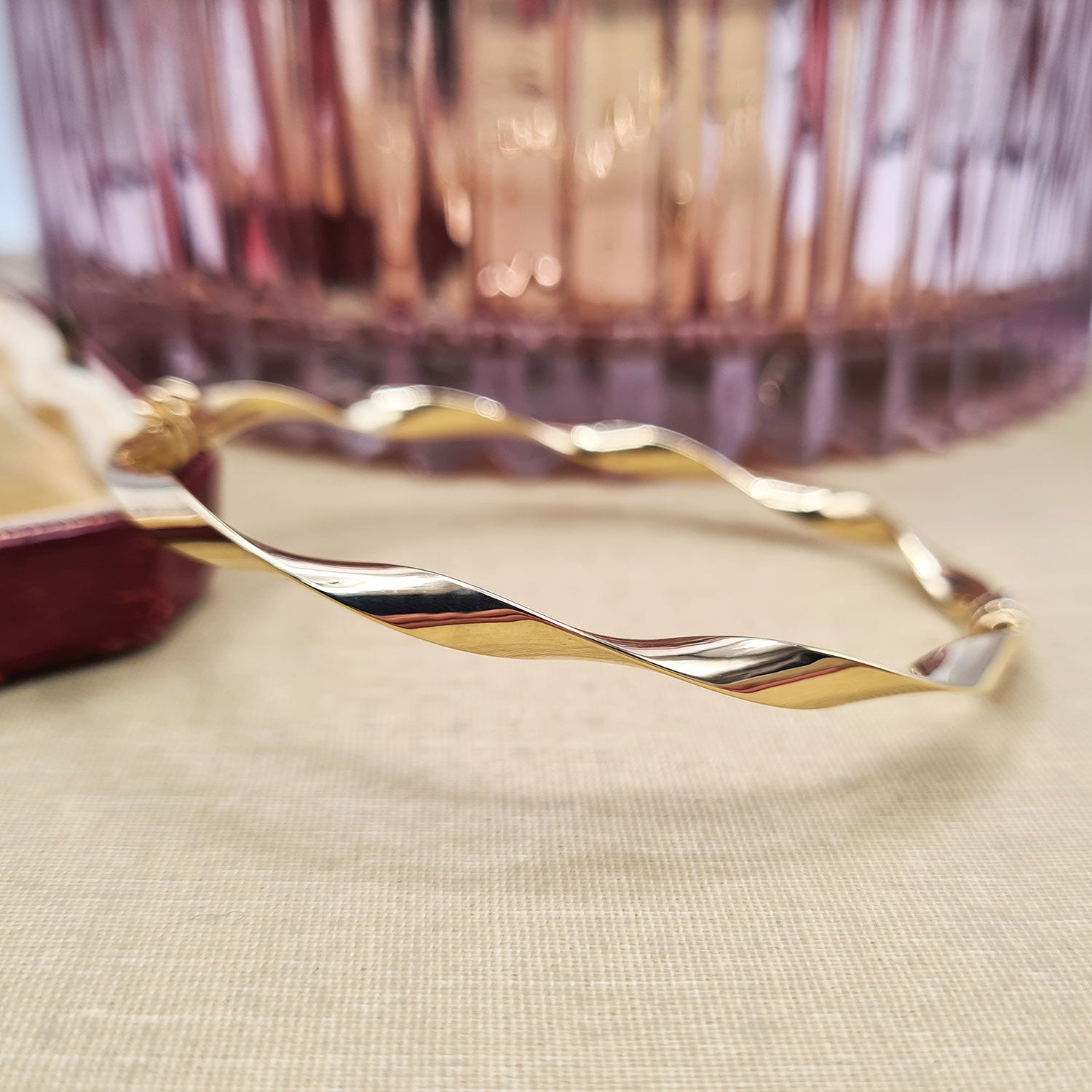 close up of the twisted flat gold wire on the women's bangle