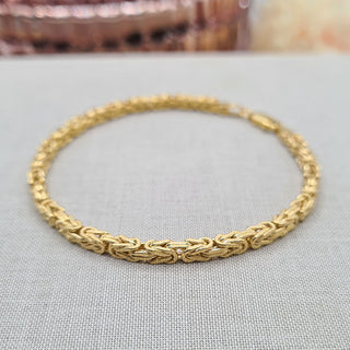 close up of byzantine links on ladies gold bracelet