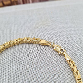 sturby lobster clasp on ladies gold bracelet