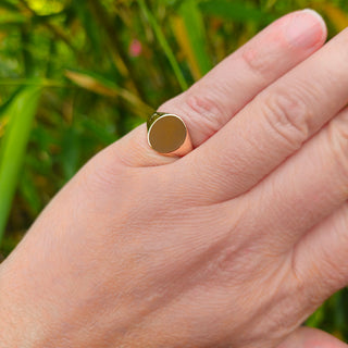 rose gold signet ring on ladies hand