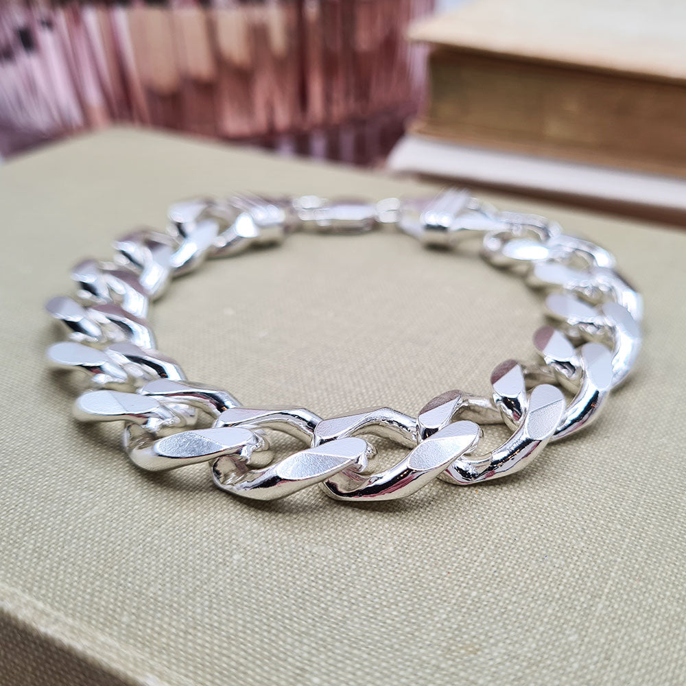 deep bevelled curb links on chain bracelet