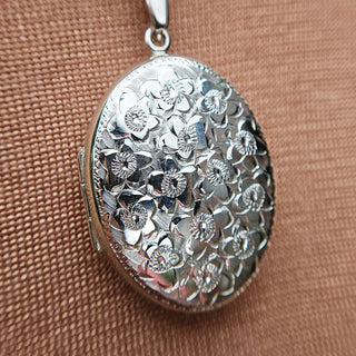 oval locket necklace with flowers design