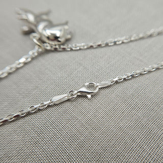 close up of lobster clasp on belcher chain