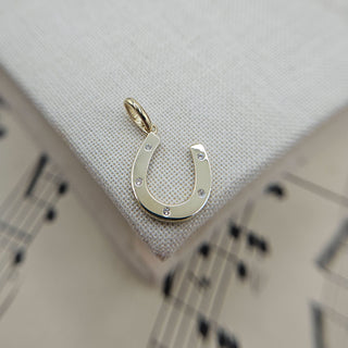 9ct gold horse shoe pendant