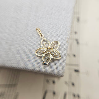 underside of 9ct gold flower pendant