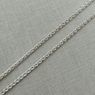 close up of spiga links in pendant chain