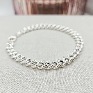 close up of open curb links on women's bracelet