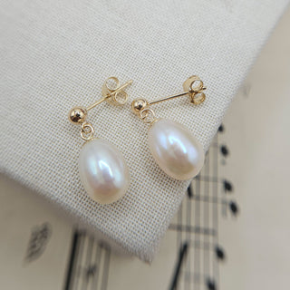 pearl dangle earrings in 9K gold