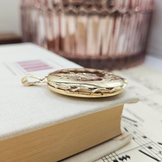 wire edge of hand crafted gold oval locket