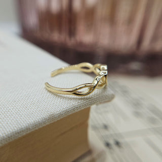ladies gold toe ring with openwork shoulders