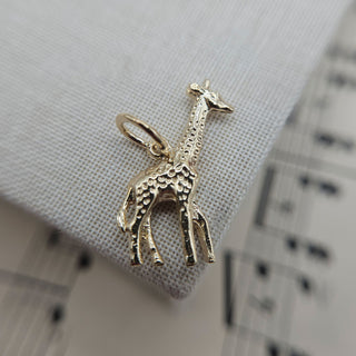 solid giraffe charm in 9ct gold