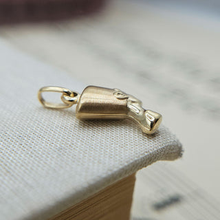 9ct gold Nefertiti pendant