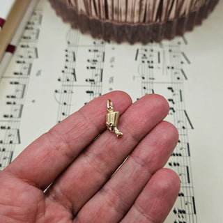 9ct gold Nefertiti pendant