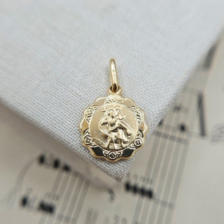Small Gold Scalloped St Christopher Pendant | 1.2cm