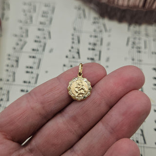 Small Gold Scalloped St Christopher Pendant | 1.2cm