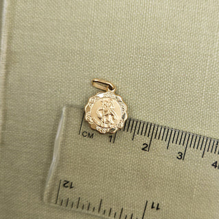 Small Gold Scalloped St Christopher Pendant | 1.2cm