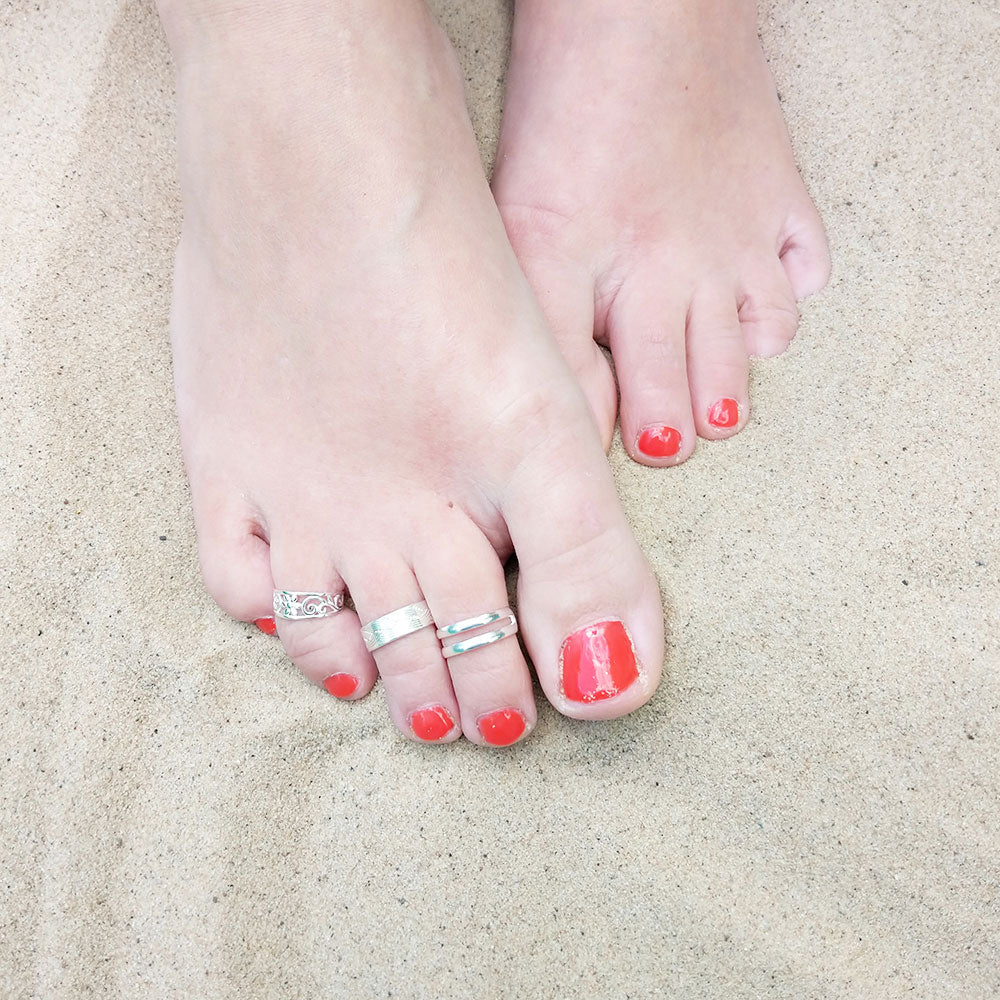 real silver toe ring on foot