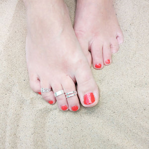 toe ring on woman's foot