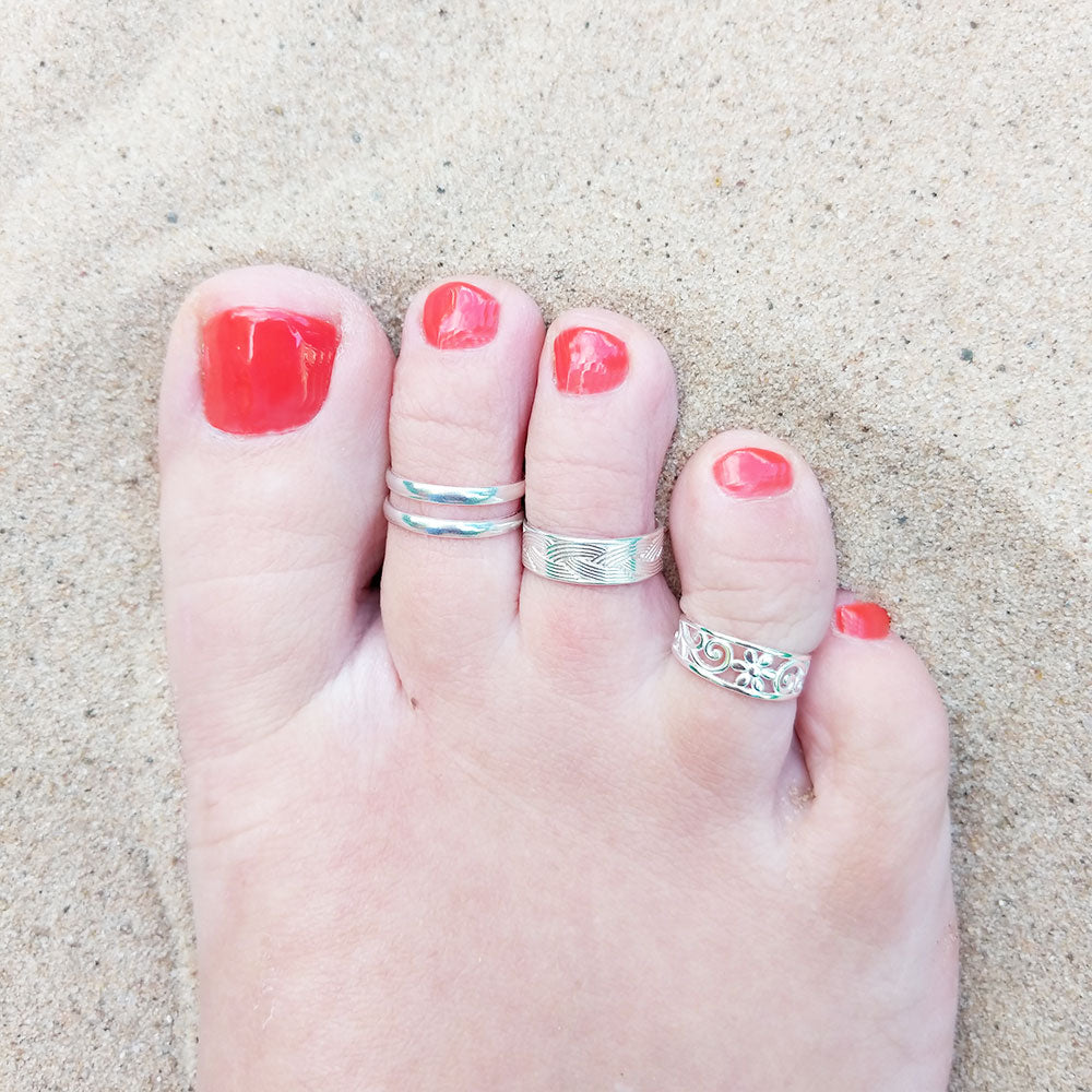 silver toe ring being modelled